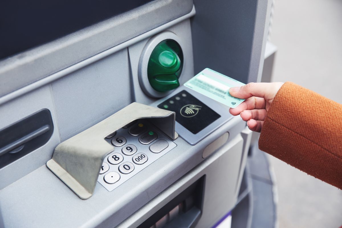 Când Retrageți Bani De La Bancomat, Verificați Întotdeauna Acest Detaliu Crucial Înainte De A Introduce Cardul