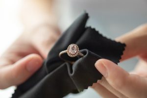 Ghidul Expertului Pentru Curățarea Bijuteriilor Și Motivul Pentru Care Nu Aveți Nevoie De Un Kit Special