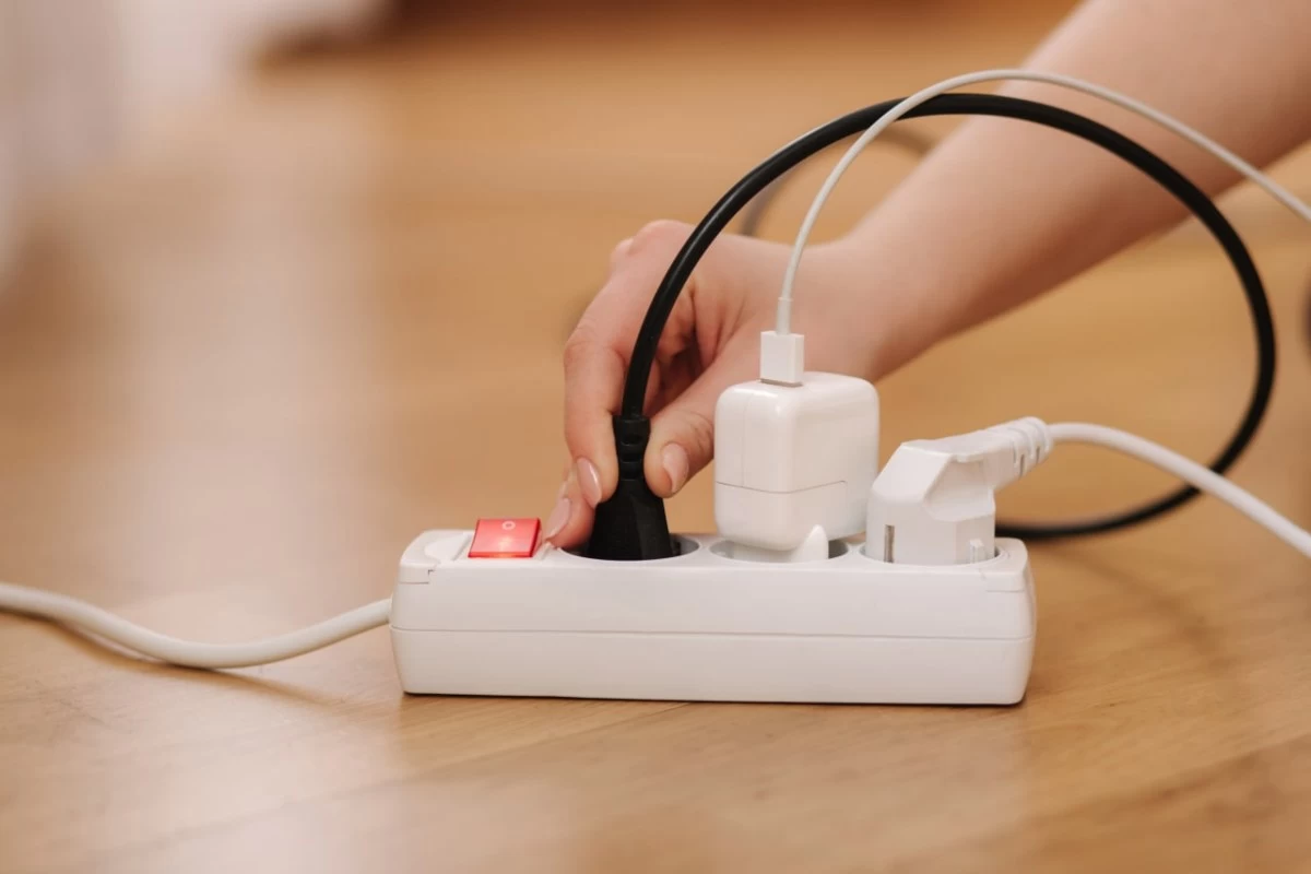 Risipă De Energie: În Sfârșit Știm Cât Costă Un Încărcător Conectat La Priză Fără Telefon