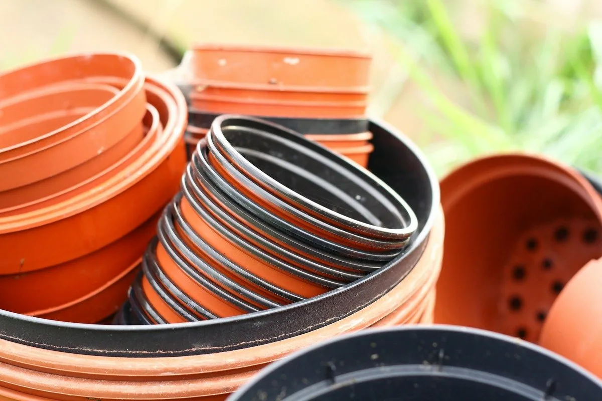 Ce Să Faci Cu Ghivecele Vechi Din Plastic?