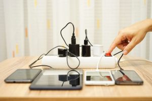 Risipă De Energie: În Sfârșit Știm Cât Costă Un Încărcător Conectat La Priză Fără Telefon